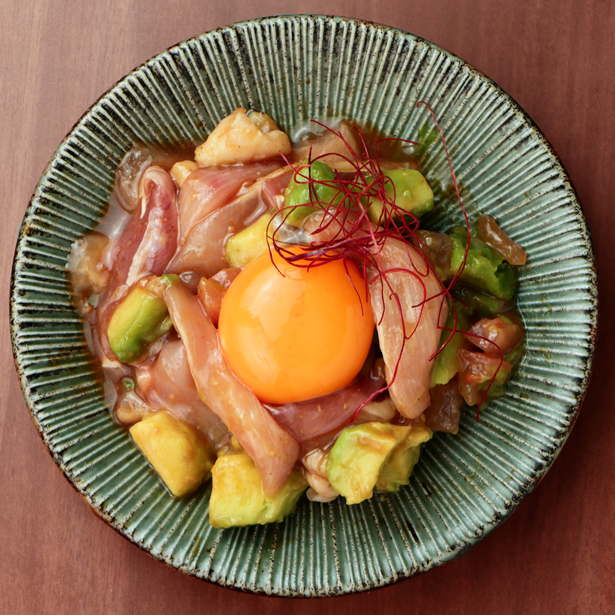 大摩桜鶏とアボカドのポキ風