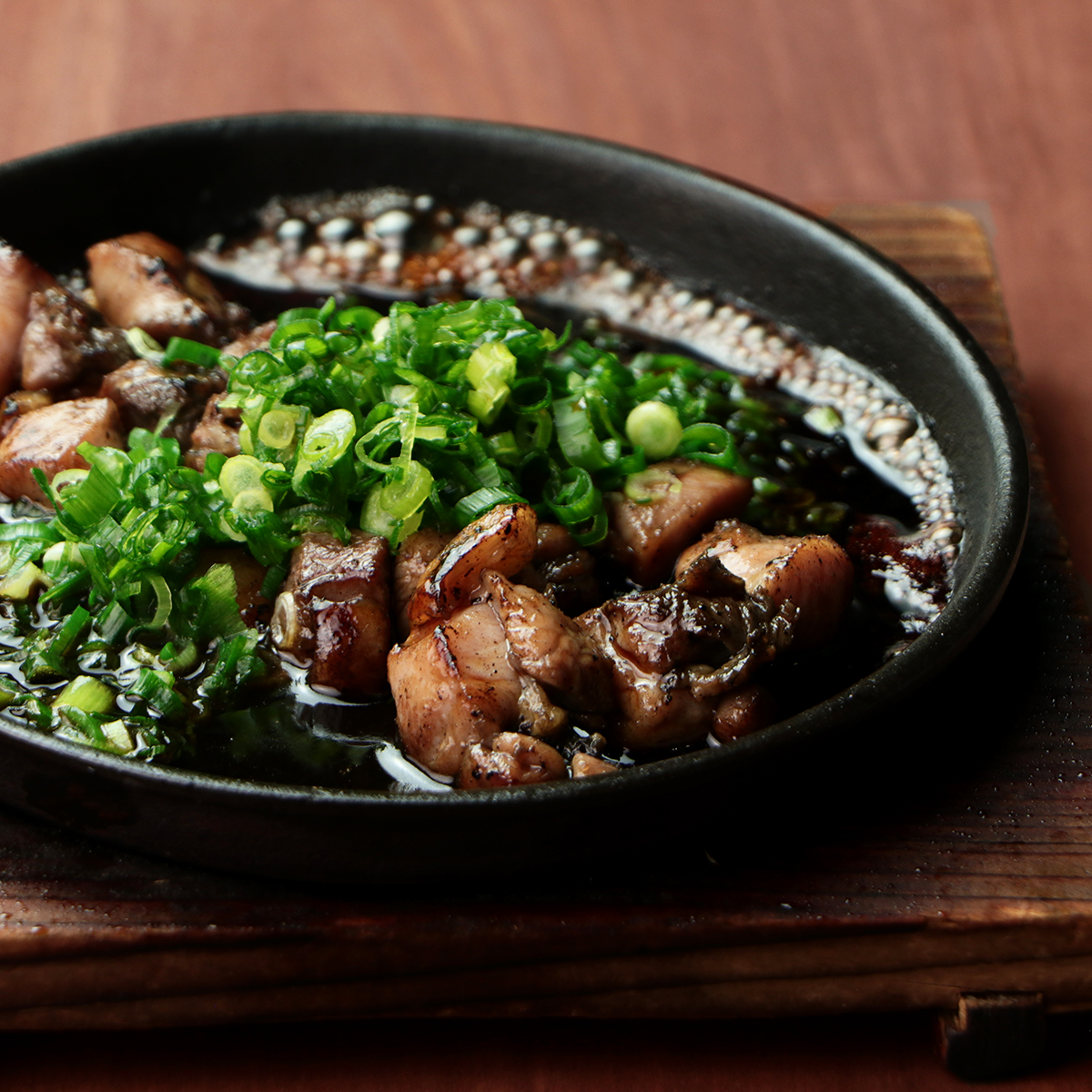 親鶏モモの鉄板焼～葱まみれ～